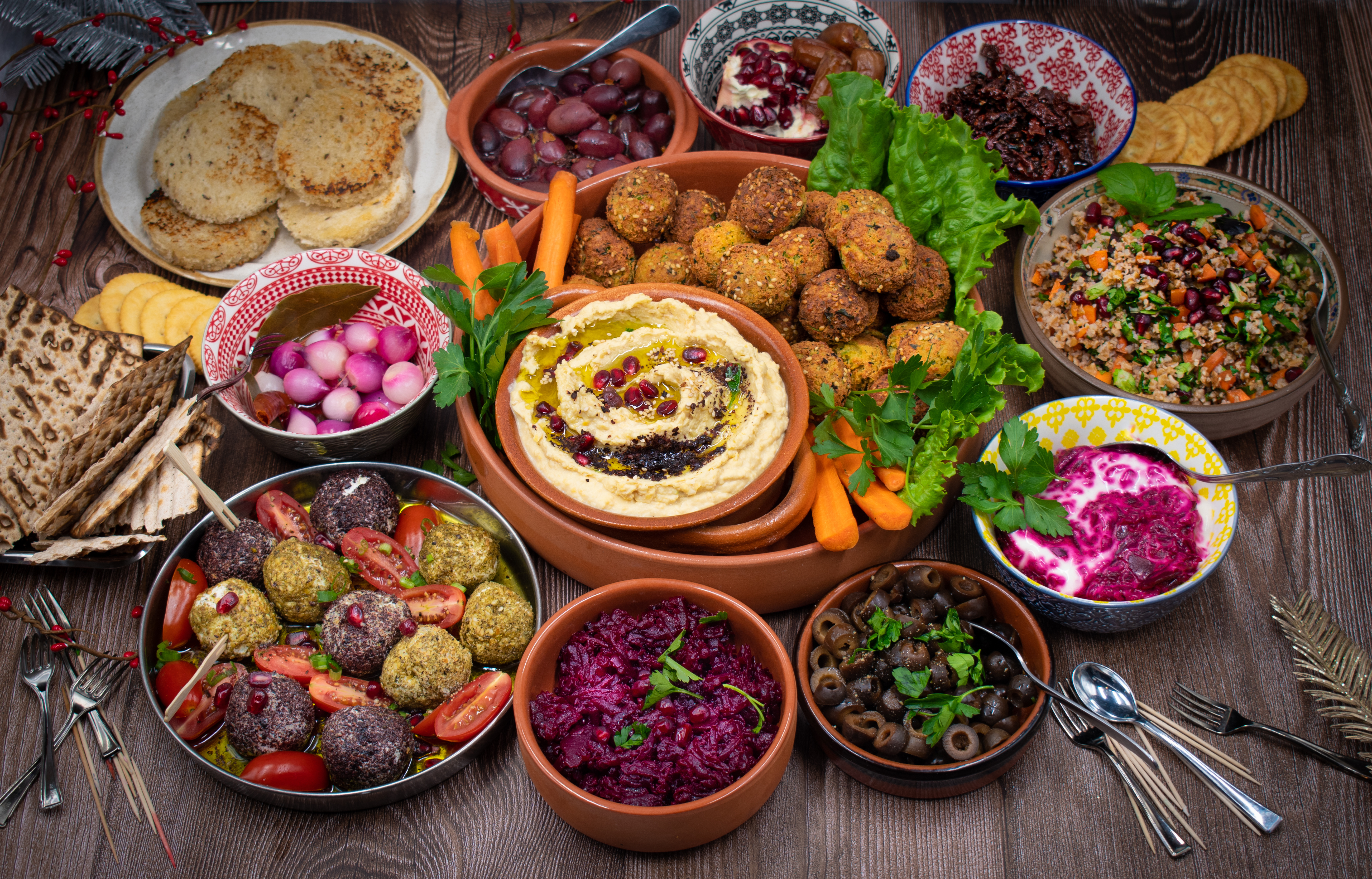 Uitgebreide Cypriotische meze op een rustieke tafel