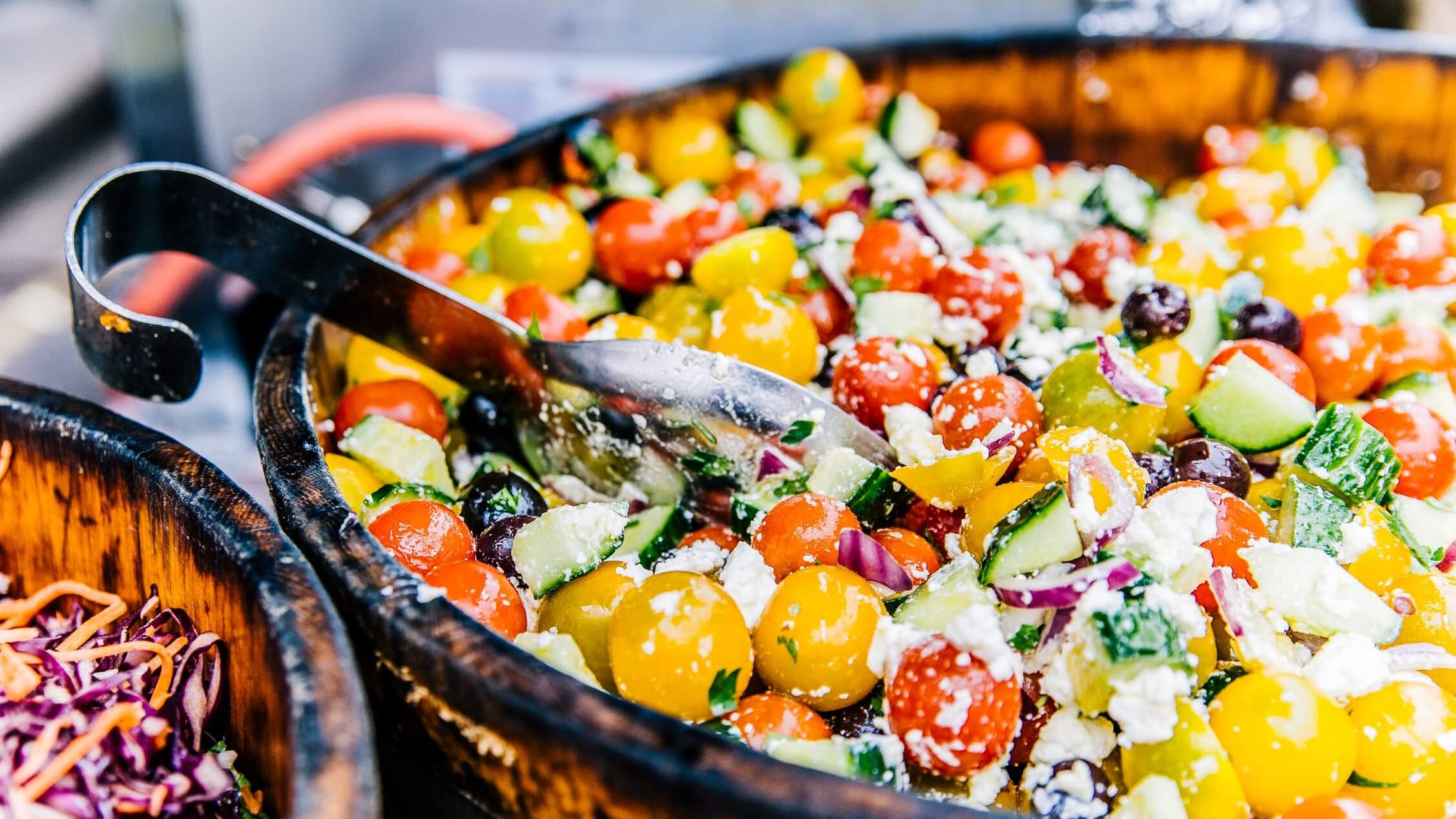Verse Cypriotische salade met tomaat, komkommer, olijven en feta