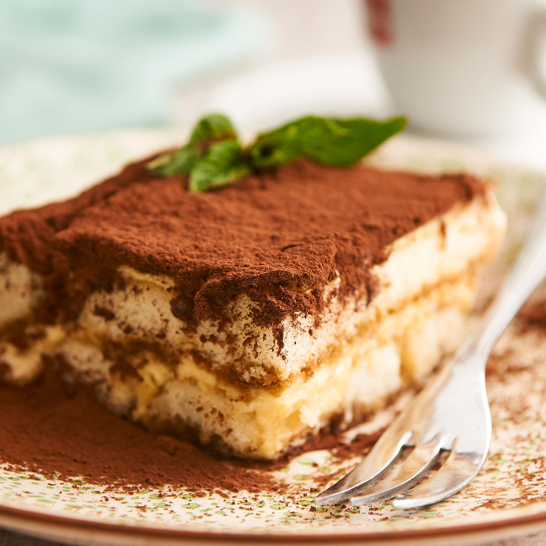 Tiramisu met cacaopoeder en een takje munt