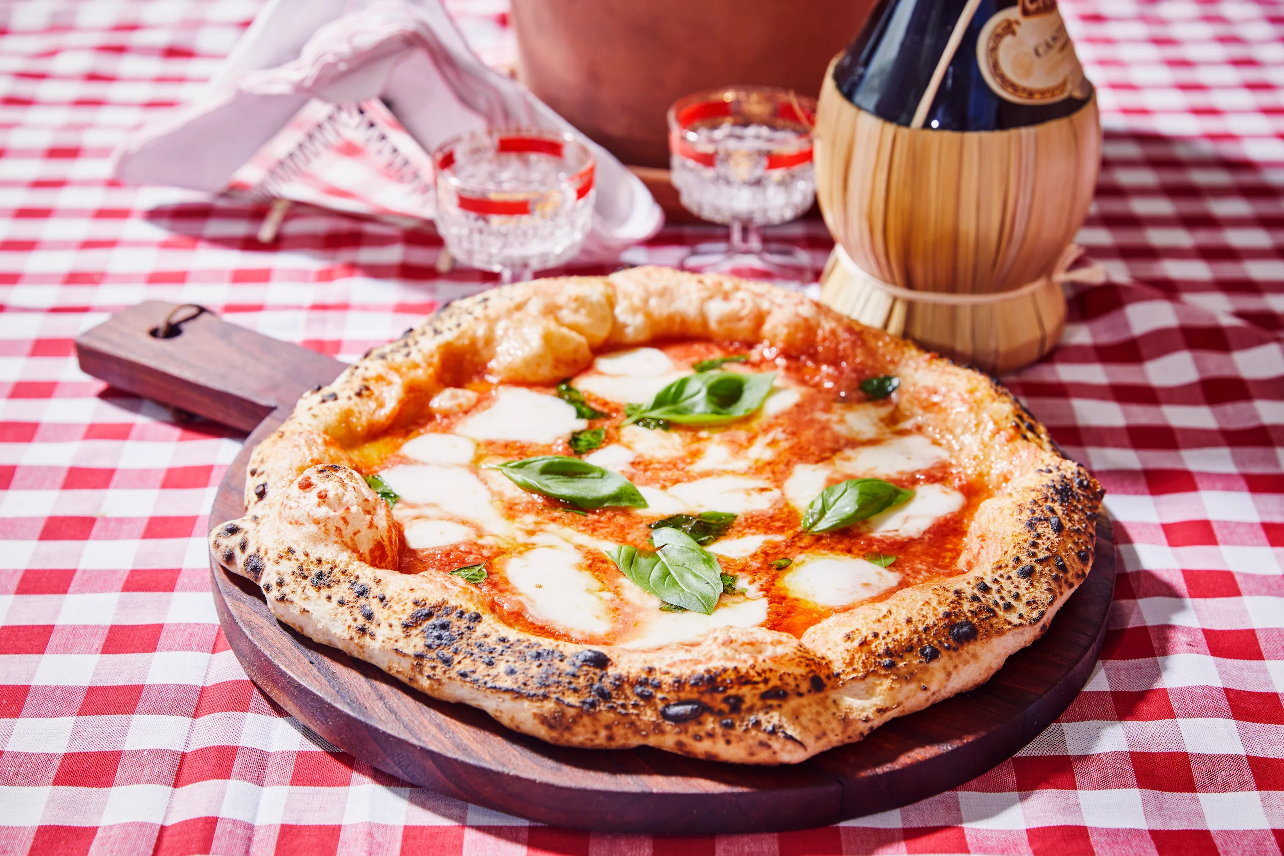 Pizza Napolitana met tomaat en mozzarella